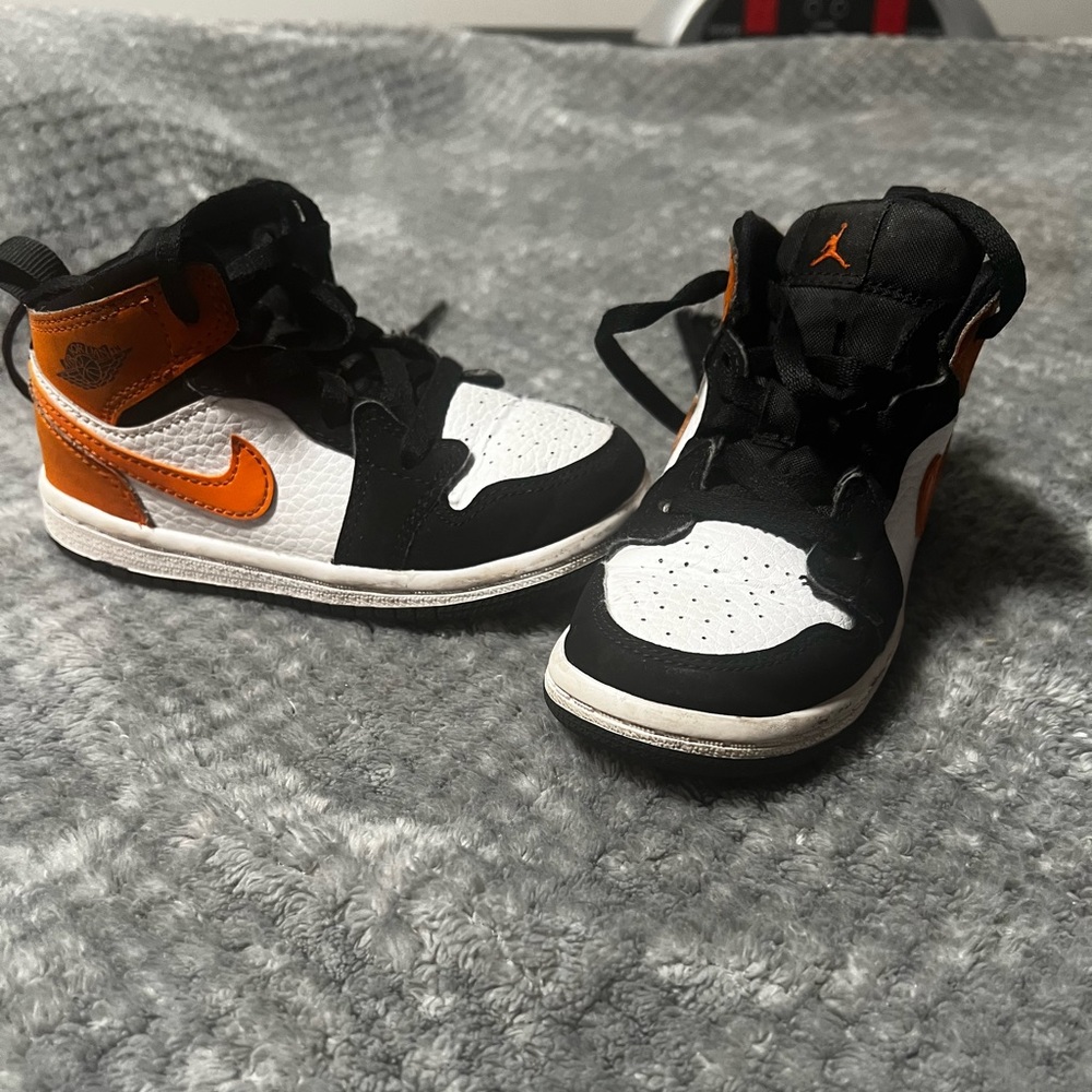 Black and Orange Jordan 1’s size 8C. Nice clean up and these look brand new.